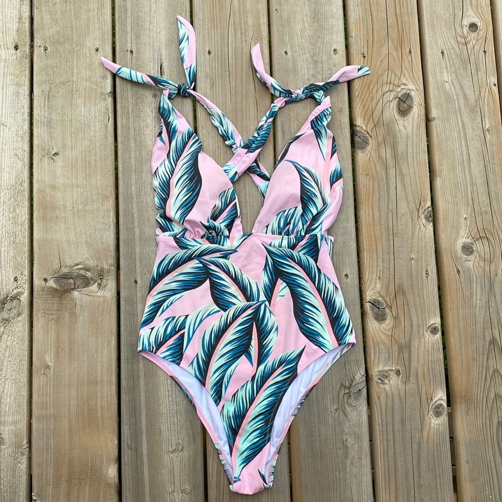 Women’s one piece swimming suit size M